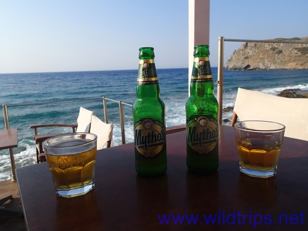 Una birra Mythos sul mare a Mohlos, Creta