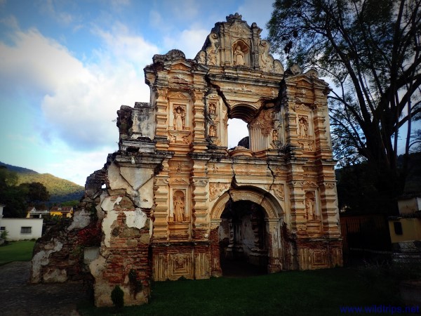 Chiesa parzialmente crollata ad Antigua, Guatemala
