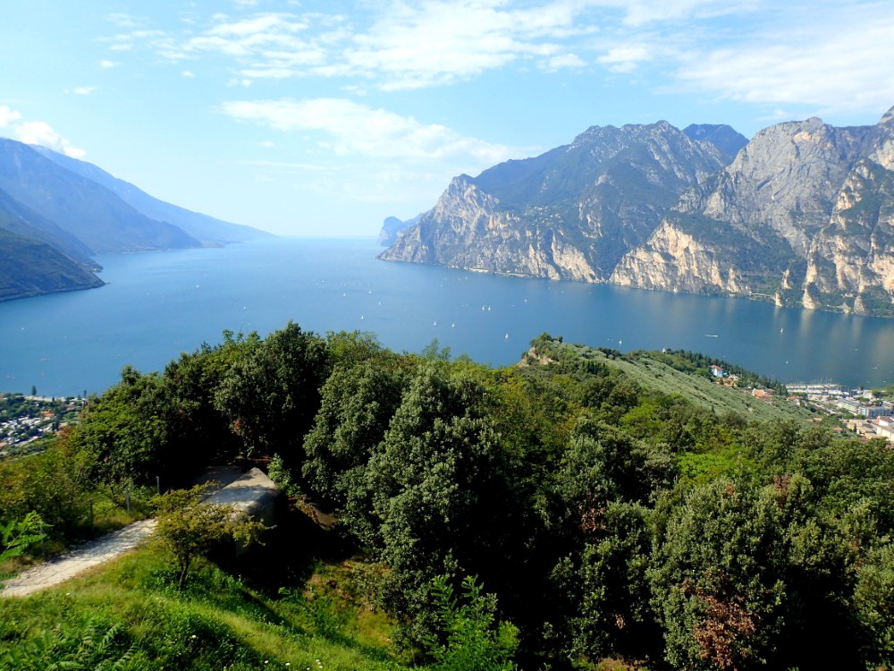 Panorama sul lago di Garda dal Monte Brione