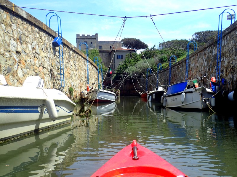 Un canale porta a un castello in Toscana