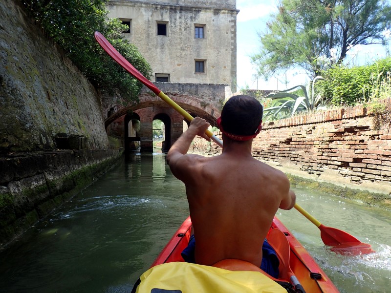 Un canale porta a un castello in Toscana