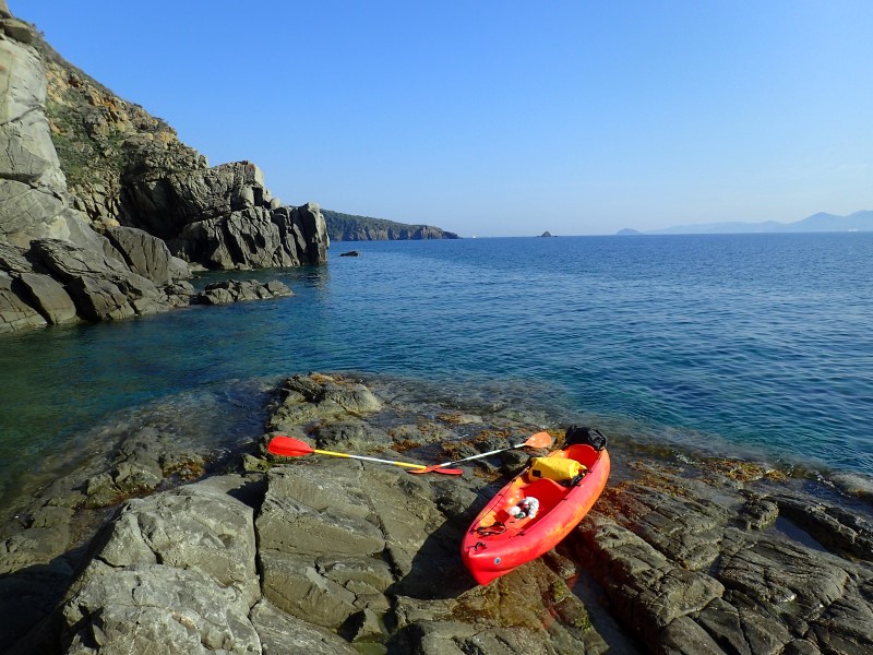 In kayak lungo il promontorio di Populonia, con vista sull'Elba