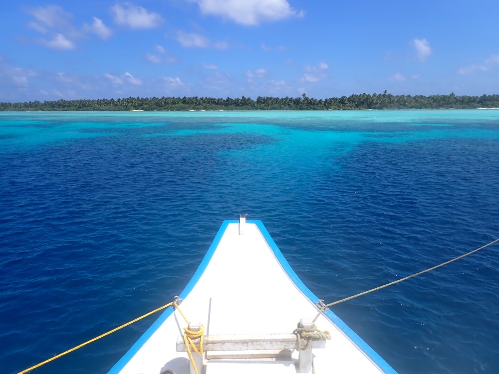 In barca alle Maldive