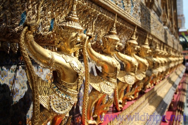 Statue presso il tempio di Wat Phra Kaew a Bangkok