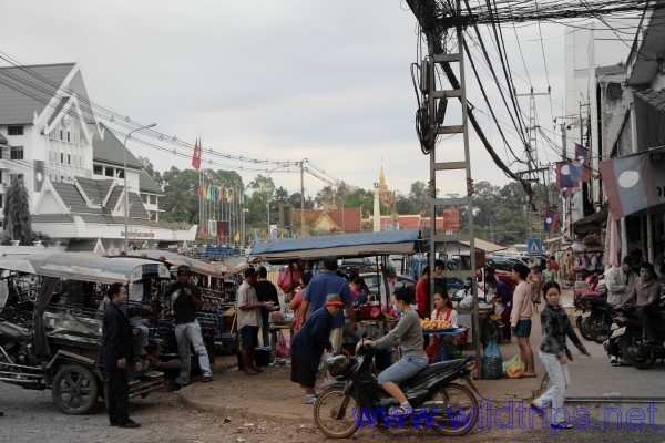 Tuk tuk in Vientiane, near a market
