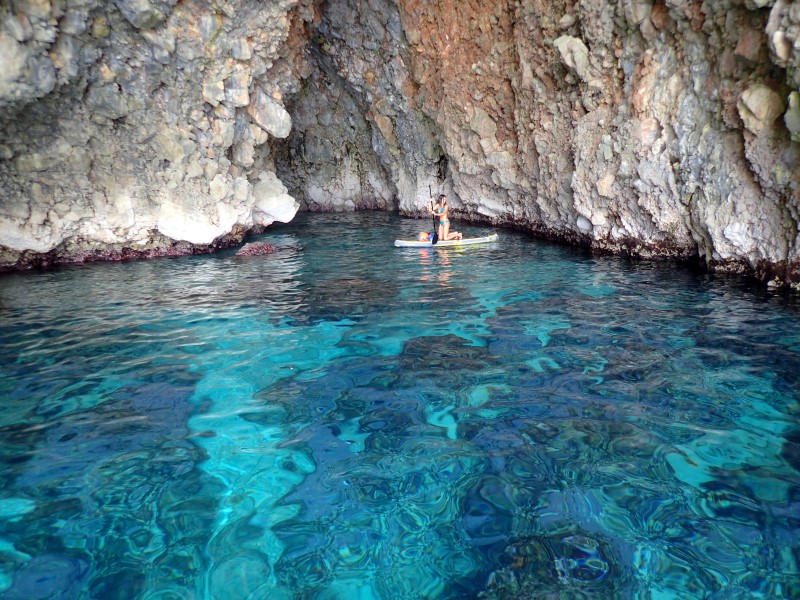 Grotta sul mare in Montenegro