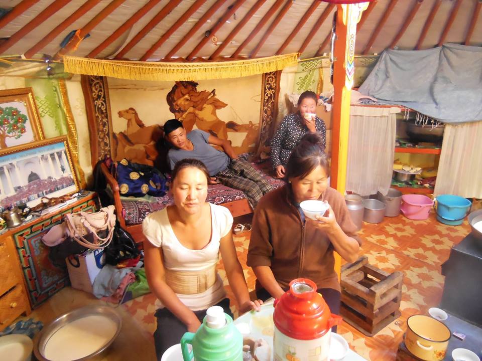 Famiglia della Mongolia, nella sua tenda