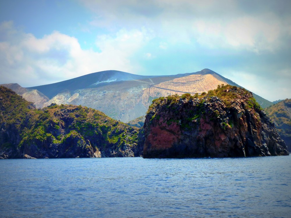 La rocciosa costa di Vulcano, Eolie