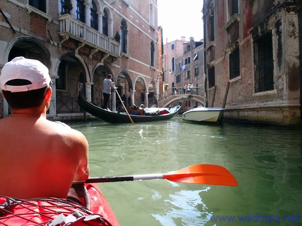 Venezia e gondole dalla canoa
