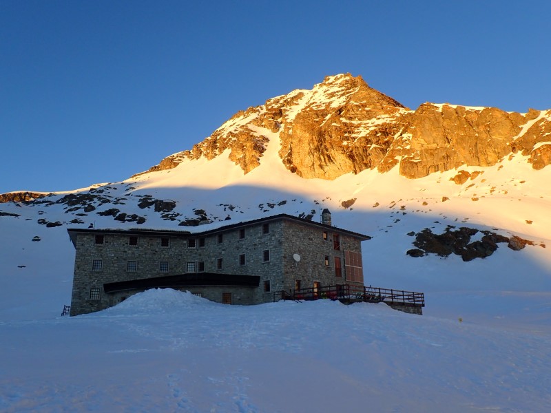 Il rifugio Arp al tramonto, Valle d'Aosta