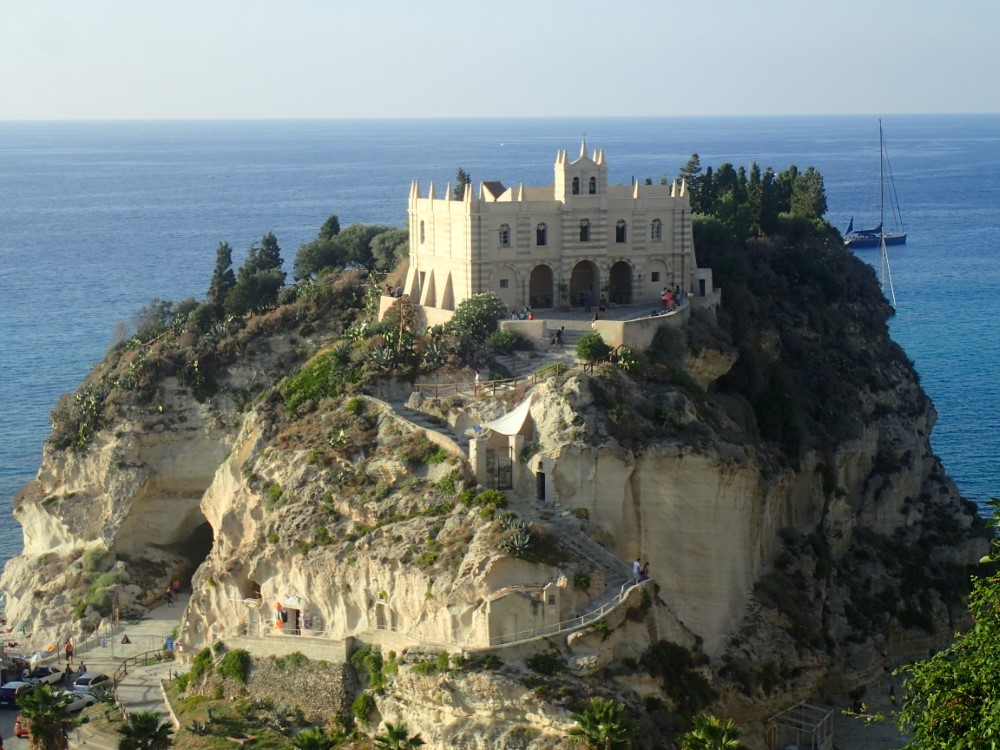 Il Santuario di Santa Maria sull'Isola di Tropea, Calabria