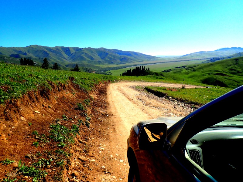 La strada della valle di Karkara che porta al confine col Kazakistan