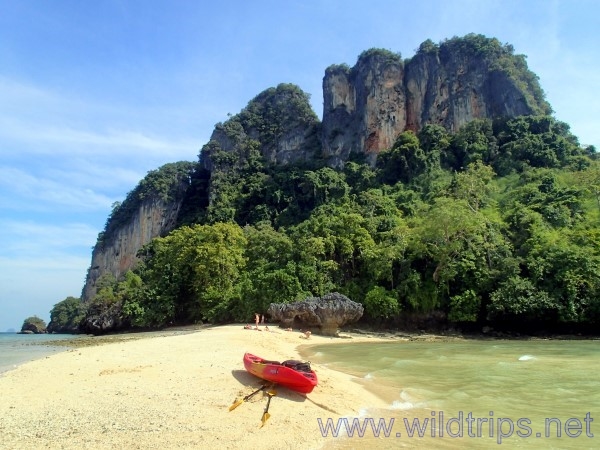 Spiaggia e kayak su un'isola della baia di Phang Nga, sud della Thailandia