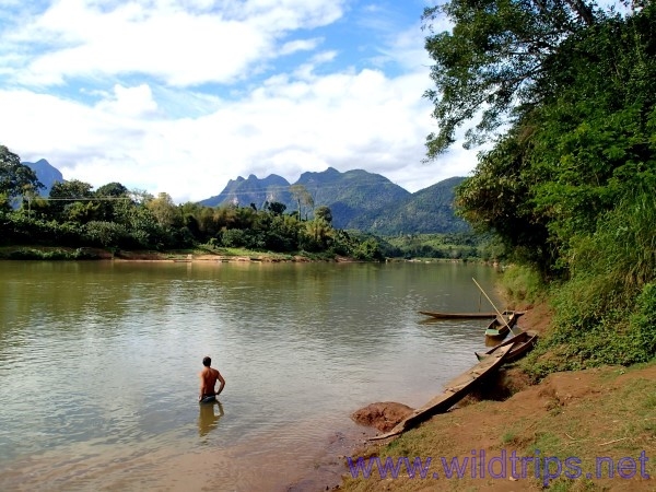 Nong Khiaw e i villaggi sul fiume Ou, che scorre tra le montagne del Laos