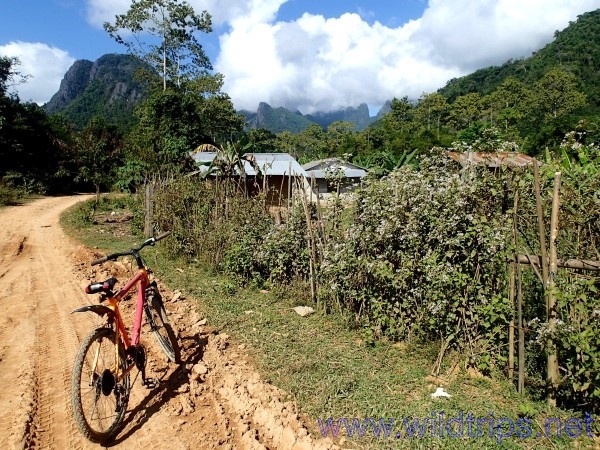In bici nei pressi di Vang Vieng, Laos