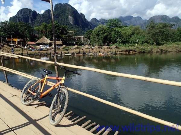 In bici nei pressi di Vang Vieng, Laos