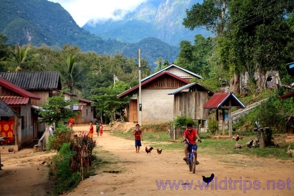 Nong Khiaw e i villaggi sul fiume Ou, che scorre tra le montagne del Laos